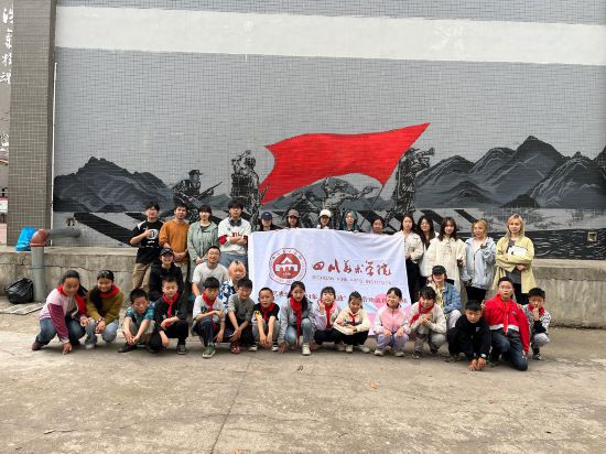 “行动中的课堂：探寻茶马古道红色印记”工作坊与当地小学生共同创作主题壁画。