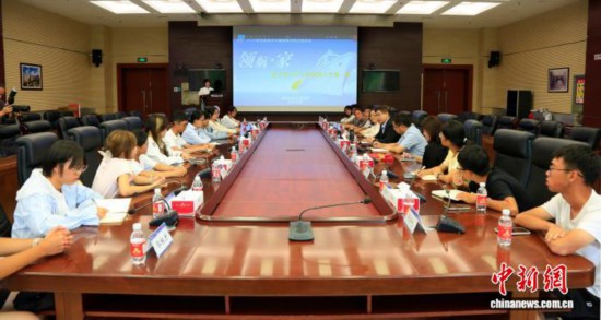 中国工程院院士薛长湖在班会上与同学们交流。中国海洋大学 供图