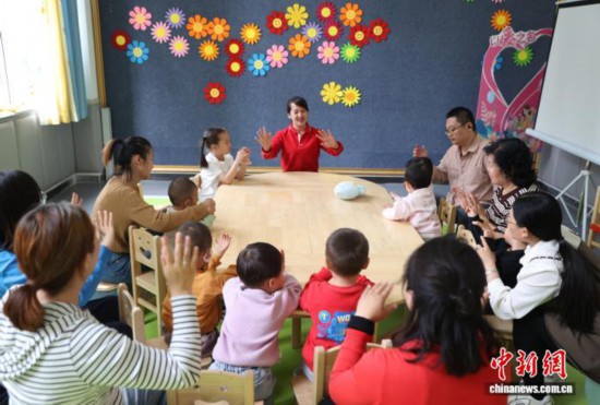 11月5日,小朋友在银川市金凤区湖畔嘉苑西区社区党群服务中心的“宝宝屋”里快乐玩耍。中新社记者 于晶 摄