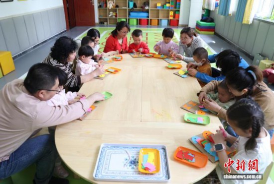 11月5日,小朋友在银川市金凤区湖畔嘉苑西区社区党群服务中心的“宝宝屋”里快乐玩耍。中新社记者 于晶 摄